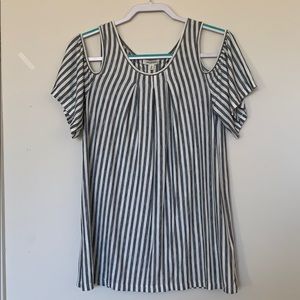 **LAST CHANCE** L Cold Shoulder blouse